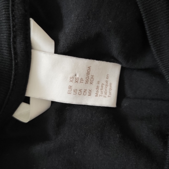 Embroidered floral tshirt. - Picture 6 of 8